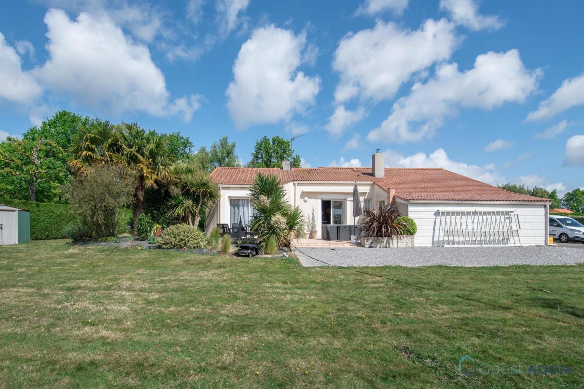 Grande maison avec jardin Chauvé Extérieur photo